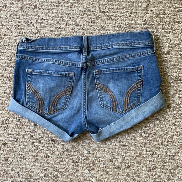 Women’s low rise light wash Jean shorts - Picture 2 of 3